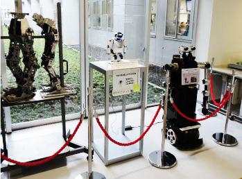 首都大学東京 エントランス 展示風景